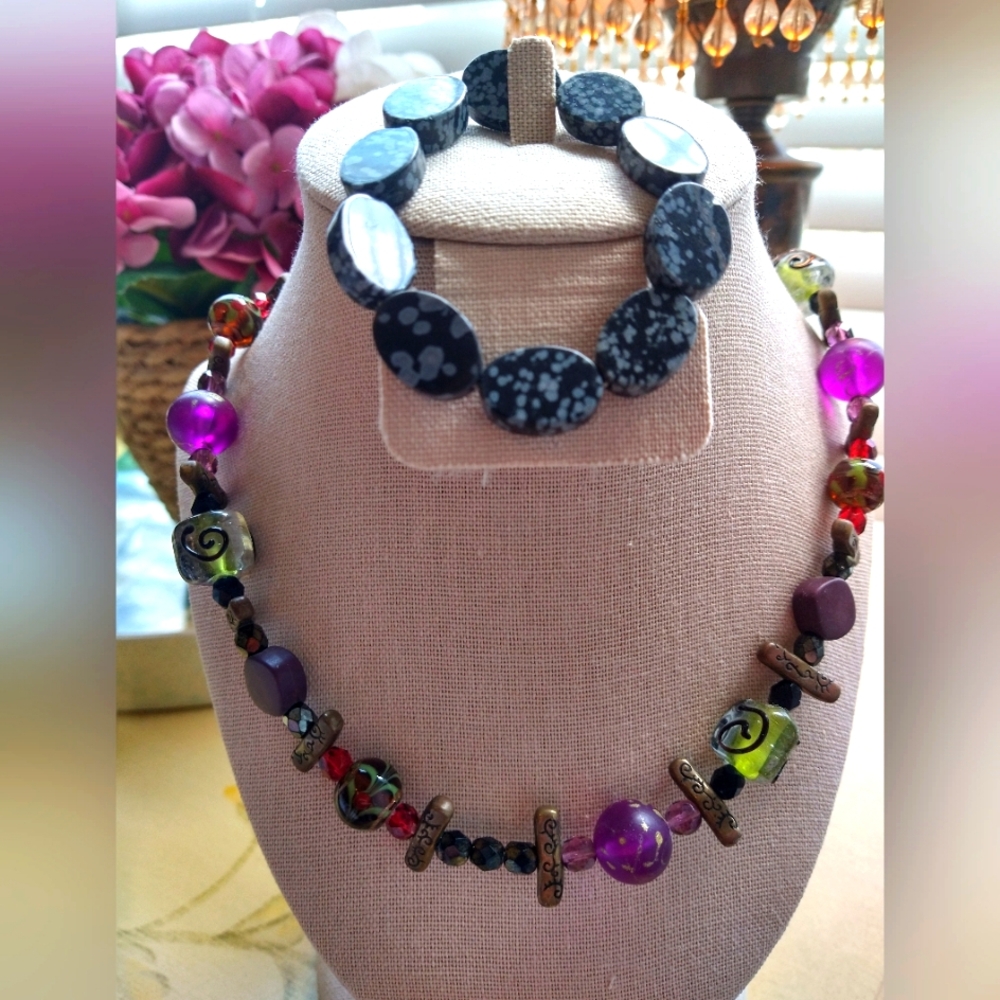 Boutique brand necklace and stretchy bracelet made of stones and wood. EUC